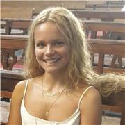 Profesora de inglés imparte clases en infantil, primaria y ESO. También el resto de asignaturas en primaria. Durante el verano